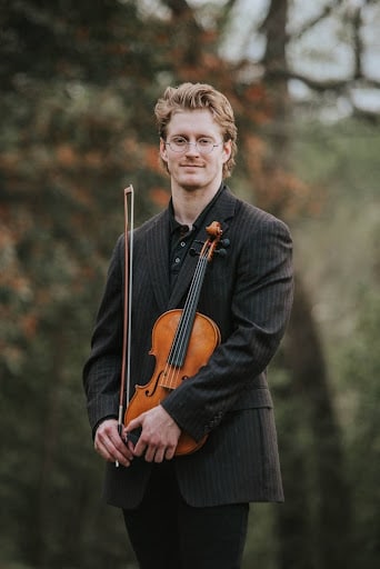 Payton Andrews teaching violin and viola at Blue Frog School of Music, home of violin and viola lessons in South Austin